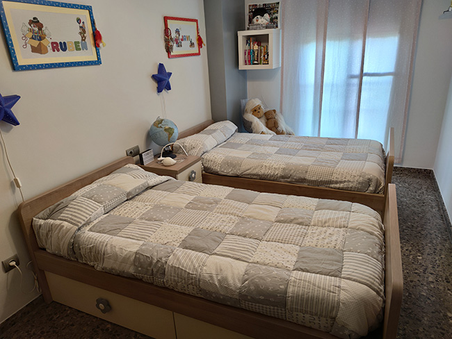 habitación dos camas pintadas